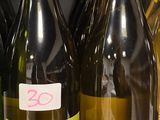 Des bouteilles de vin sont alignées sur une étagère dans une cave à vin