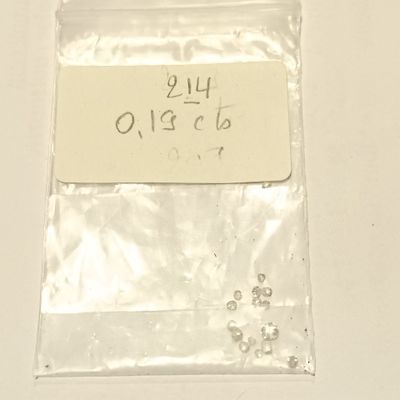 un sachet de perles argentées muni d'une étiquette de prix