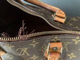a close up of a purse with a zipper on it