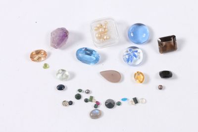 tout un tas de pierres et de perles de différentes couleurs sur la table