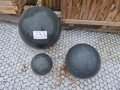 deux grosses boules noires posées l'une à côté de l'autre par terre