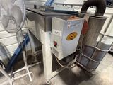 une machine posée à côté d'une chaise