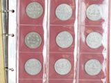 un classeur rouge contenant un tas de pièces de monnaie