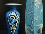 deux vases assis l'un à côté de l'autre sur fond noir