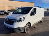 la camionnette blanche est garée dans un parking près d'un bâtiment
