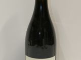 une bouteille de vin posée sur une table