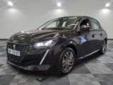 la photo d'une voiture noire garée dans une salle d'exposition