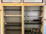 une pièce remplie d'étagères vides