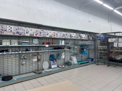 une grande pièce avec de nombreux objets sur les étagères