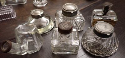 une table sur laquelle sont posées de nombreuses bouteilles en verre