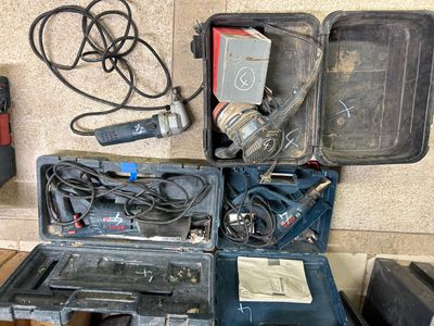 many tools that are sitting on a table