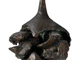 statue représentant un oiseau posé sur un rocher, sur fond blanc