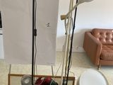 trois lampes posées par terre à côté d'un canapé