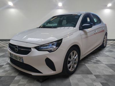 la voiture blanche est garée sur le sol à carreaux d'une pièce