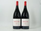 deux bouteilles de vin rouge posées l'une à côté de l'autre sur une table