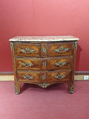 une commode ancienne avec un plateau en marbre, exposée dans un musée