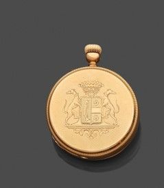 un petit cadenas en or orné d'un lion et d'une couronne