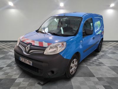 la photo d'une petite camionnette bleue garée dans un garage