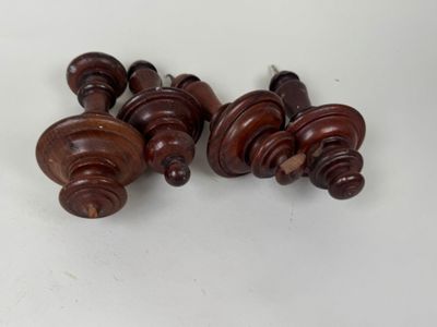 trois morceaux de bois sont posés sur une surface blanche
