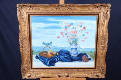 un tableau représentant des fleurs dans un vase et un panier posés sur un chevalet