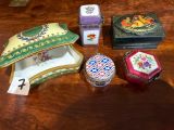 beaucoup de petites boîtes posées sur une table en bois