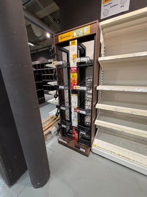 de nombreuses étagères vides dans un magasin
