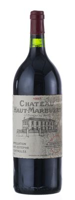 une bouteille de vin posée sur une table