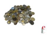 une pile de pièces de monnaie posée sur une surface blanche