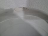 un petit bout de papier qui dépasse de la cuvette des toilettes