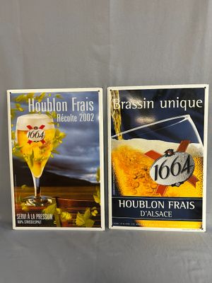 deux affiches représentant une bière et un verre de bière posés sur une table