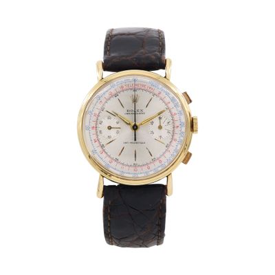 gros plan d'une montre sur fond blanc