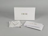 une boîte blanche contenant un collier et une carte