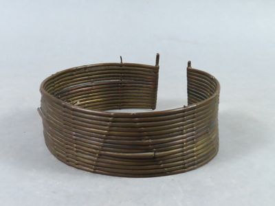 une image d'un gros plan d'un bracelet sur une surface blanche