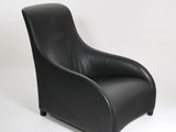 un fauteuil en cuir noir sur fond blanc