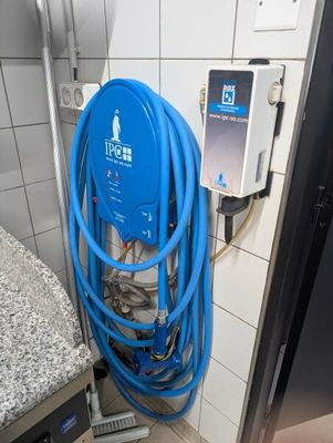 un tuyau bleu fixé au mur d'une salle de bains