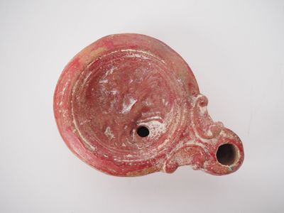 Lampe en terre cuite au médaillon orné d’une victoire sur un… - Photo 1