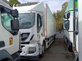 deux camions blancs garés l'un à côté de l'autre sur le bord de la route
