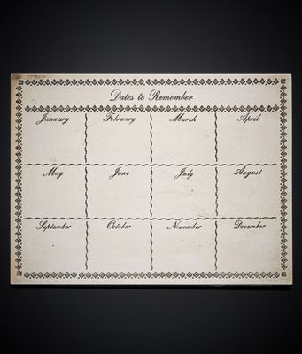 un vieux papier sur lequel figure un calendrier, sur fond noir