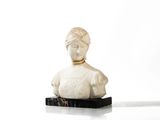 une petite statue représentant une femme assise sur une table