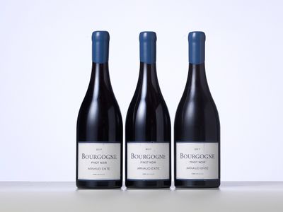 trois bouteilles de vin posées sur une table l'une à côté de l'autre