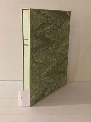 un livre posé sur une table devant un mur blanc