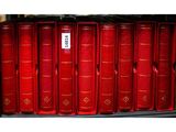 de nombreux livres rouges alignés sur une étagère