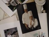 de nombreuses photos d'un homme portant une toque de chef, dans une boîte noire