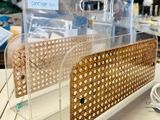 une vitrine surmontée d'un panier