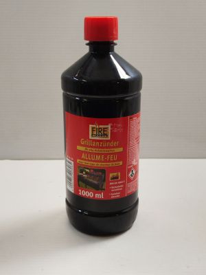 une bouteille de liquide posée sur une table