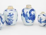 cinq vases bleus et blancs placés les uns à côté des autres