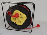 un gros plan sur une bobine de fil noir et jaune avec un cordon rouge