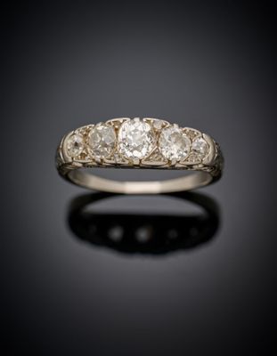 une bague ancienne sertie de trois diamants