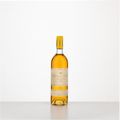 une bouteille de vin blanc posée sur une table