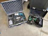 deux outils dans un coffret posé par terre